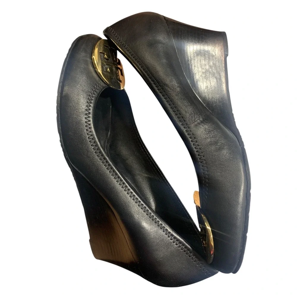 Tory Burch Black Leather Wedge Pumps Gold Logo Round Toe Women's‎ Size 8M